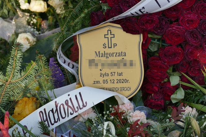 GRÓB pani Małgosi tonie w kwiatach