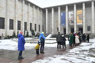 Gigantyczna kolejka do Muzeum Narodowego w Warszawie