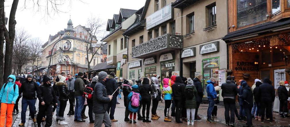 Tłumy przed otwartą restauracją w Zakopanem