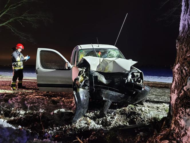 Poważny wypadek pod Chełmżą. Wypadł z drogi i uderzył w drzewo