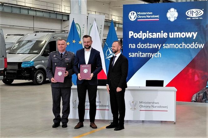 Umowa AMZ Kutno - Ambulansy wielonoszowe 4x4