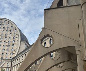 Picasso's Arenas. Budynek mieszkalny położony w Noisy-le-Grand pod Paryżem