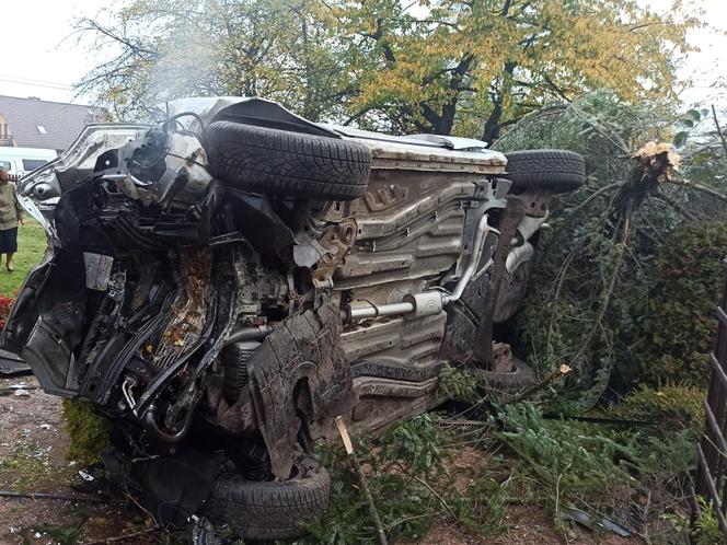 Staranował fiatem ogrodzenie i huknął w dom! 26-letni kierowca trafił do szpitala