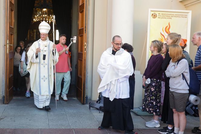 Metropolita warszawski abp Adrian Galbas po mszy świętej dla uczestników 45. Warszawskiej Akademickiej Pieszej Pielgrzymki Metropolitalnej na Jasną Górę