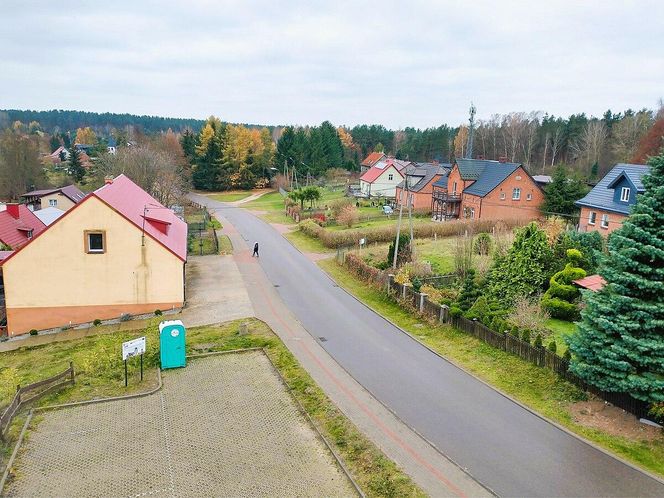   Ta wieś leży nad najdłuższym jeziorem w Polsce. Jest znana z powieści Pan Samochodzik