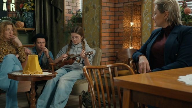 Barwy szczęścia, odcinek 3193. Żabcia (Hanna Klepacka), Broda (Andrzej Popiel), Pola (Gabriela Szewczyk)