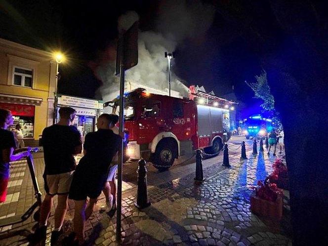 Potężny pożar kamienicy w Nakle nad Notecią. Nie żyje jedna osoba