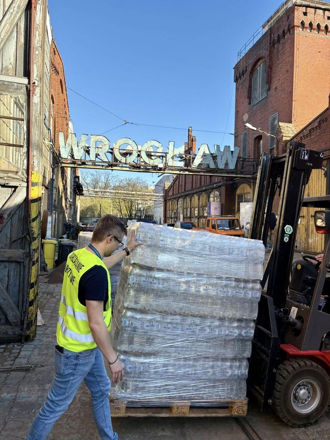 Wrocław wysyła pomoc dla Otwocka. Ruszył pierwszy transport wody dla mieszkańców 