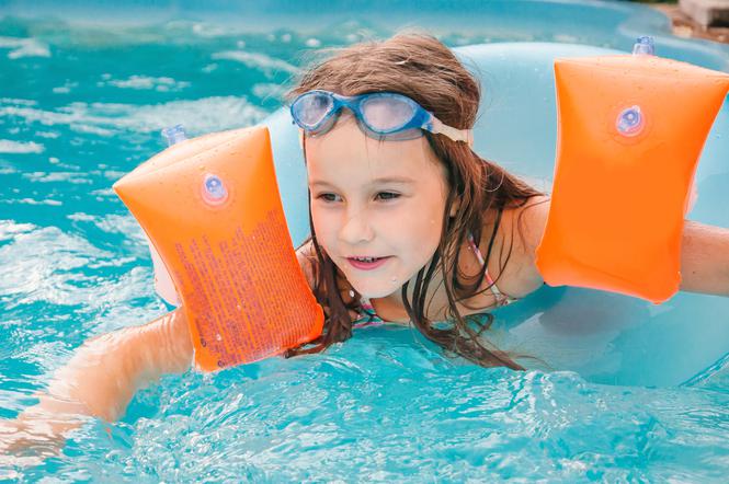 Rękawki do pływania i koła ratunkowe - jak wybrać bezpieczne akcesporia do pływania?