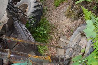 Tragedia w zagajniku. Rolnik przygnieciony ciągnikiem. Na ratunek było za późno
