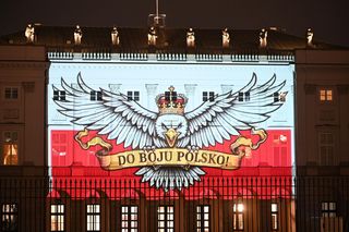Stadionowa oprawa Do boju Polsko wyświetlona na fasadzie Pałacu Prezydenckiego