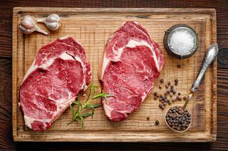 Steak z grilla: wołowy antrykot w ziołowej skorupce [sprawdzony przepis]