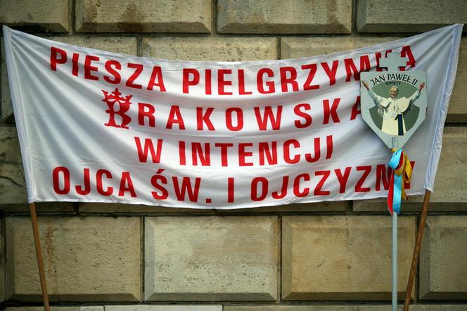 Pielgrzyma na Jasną Górę ruszyła z Krakowa. Tłumy uczestników zmierzają do Częstochowy