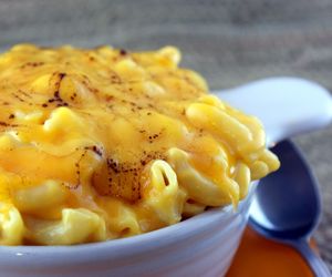 Makaron serowy: przepis na mac and cheese, czyli amerykański klasyk