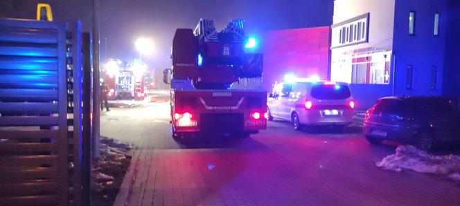 Kraków: Poteżny pożar archiwum Urzędu Miasta. Płoną dwie duże hale przy ulicy Na Załęczu. Akcja trwa [ZDJĘCIA]