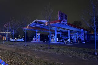  Warszawa: Samochód staranował stację benzynową na Radzymińskiej. Ewakuacja, są ranni