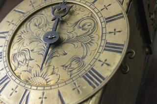 Stare zegary - jak kupować i jak aranżować w mieszkaniu? Poradnik