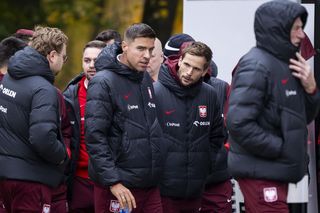 Reprezentacja zmokła na spacerze. Lewandowski się krył przed deszczem