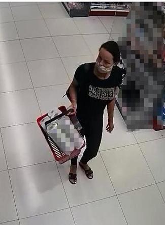"Miłośniczka" drogich perfum z poszukiwana! Policja z Bydgoszczy prosi o pomoc [ZDJĘCIA] 