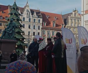 Maturzyści zawładnęli rynkiem we Wrocławiu. Po raz 23. zatańczyli Poloneza dla Fredry