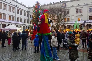 Świąteczny klimat w zabytkowej scenerii. Trwa jarmark na zamku