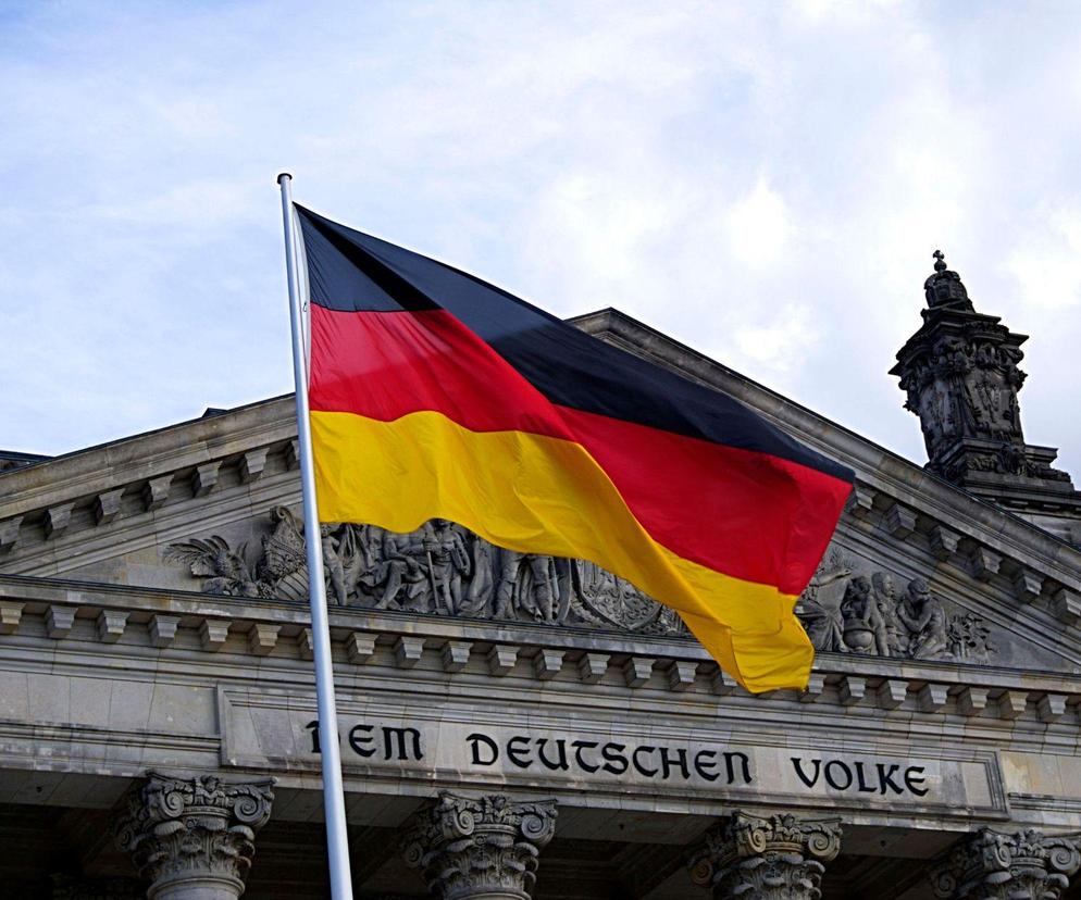 Flaga Niemiec przed budynkiem