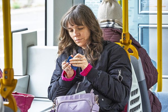 Jachira maluje się w tramwaju