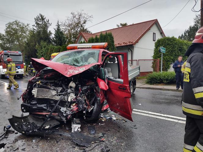 Wypadek w Stróżach. Dostawczak staranowany przez ciężarówkę