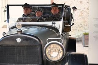 Na dziedzińcu zamkowym zaparkował wyjątkowy samochód. To gwiazda serialowa i filmowa