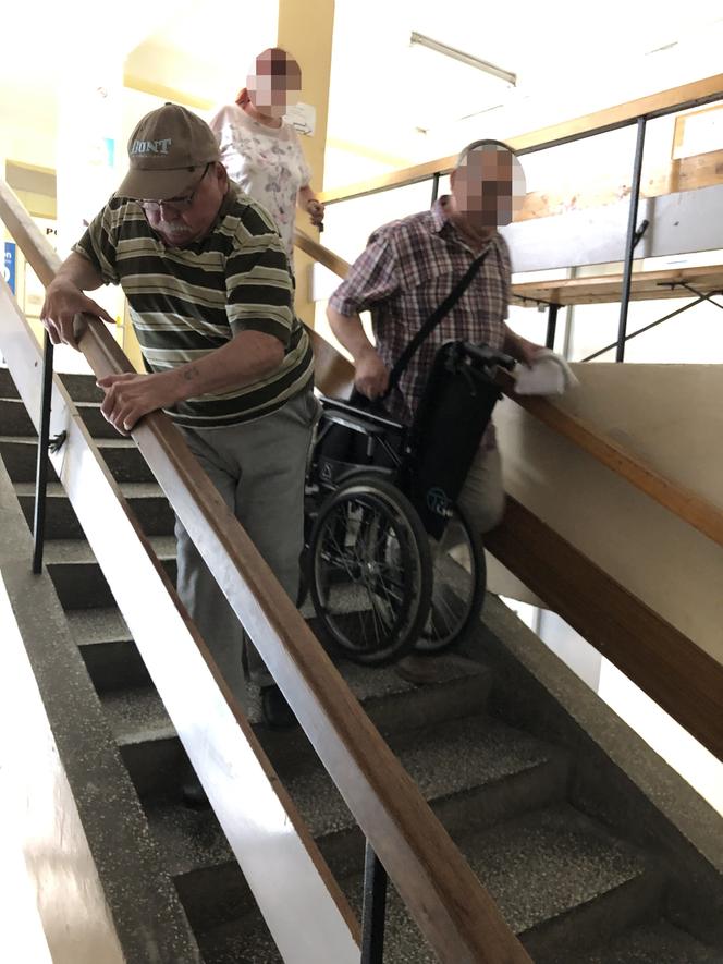 Pacjenci czołgają się po schodach