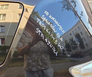 „Szczyt prymitywizmu”. Sąsiad zniszczył auto rodziców chorego dziecka. Dramat młodej rodziny z Warszawy