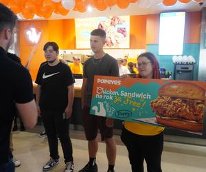 Trzy osoby wygrały roczny voucher na firmową kanapkę do Popeyes w Poznaniu