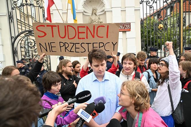 Protest studentów pod bramą Uniwersytetu Warszawskiego 