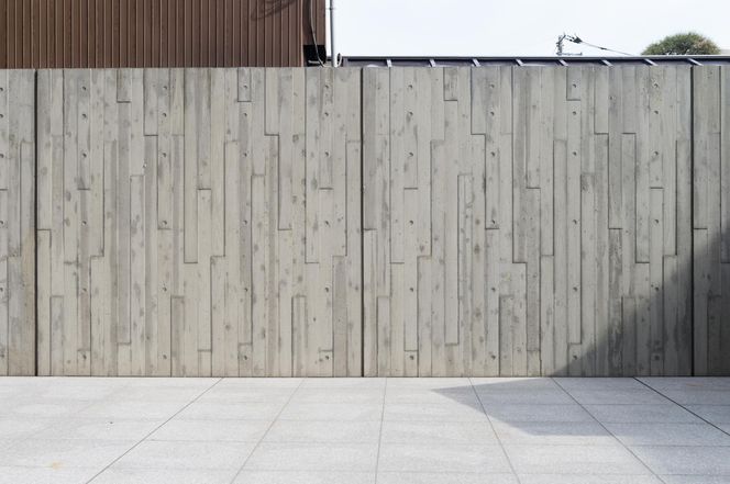 Betonowe ogrodzenie może być nowoczesne lub tradycyjne