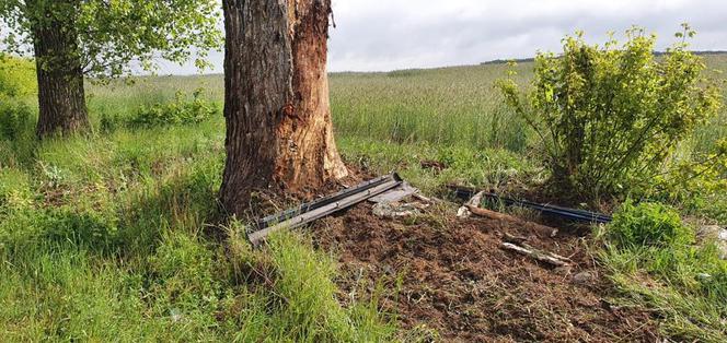 Kozłowo: Mercedes UDERZYŁ w drzewo! NIE ŻYJE 28-latek, który WYPADŁ z pojazdu!