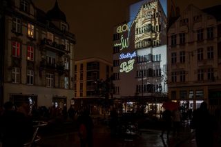 Powrót do przeszłości w Bytomiu. Na budynku dawnego kina „Gloria”  wyświetlono multimedalny pokaz