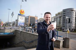 Rafał Trzaskowski rozdaje kawę