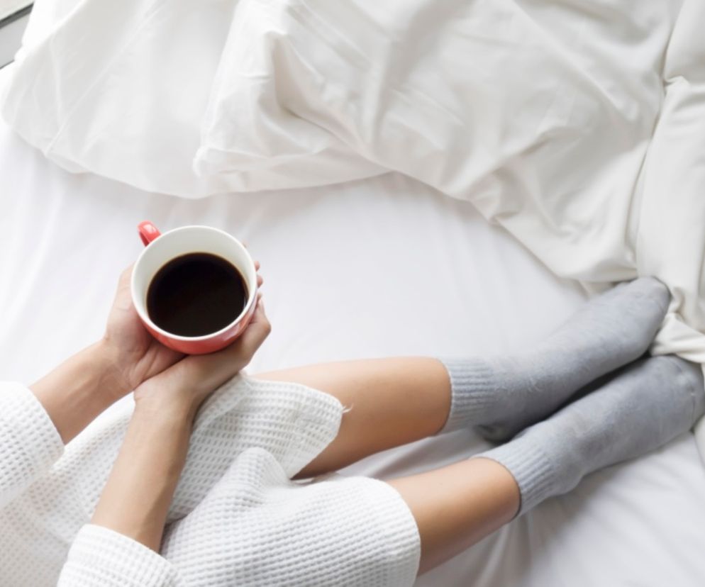 Zimne stopy mogą świadczyć o poważnej chorobie. Jeżeli rozgrzewające kąpiele i masaże nie poprawią krążenia stóp, wtedy konieczna jest wizyta u lekarza.