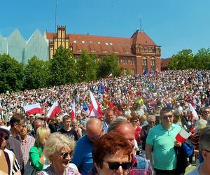 Manifestacja 4 czerwca na placu Solidarności w Szczecinie