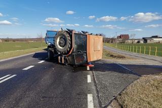 Wypadek na DK 16. CIĄGNIK ROZPADŁ SIĘ NA PÓŁ po zderzeniu z osobówką [ZDJĘCIA]