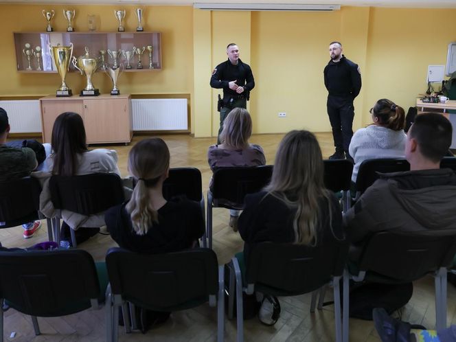 Odpowiedź na bandyckie ataki na ratowników medycznych w Warszawie. Przeszli ostre szkolenie