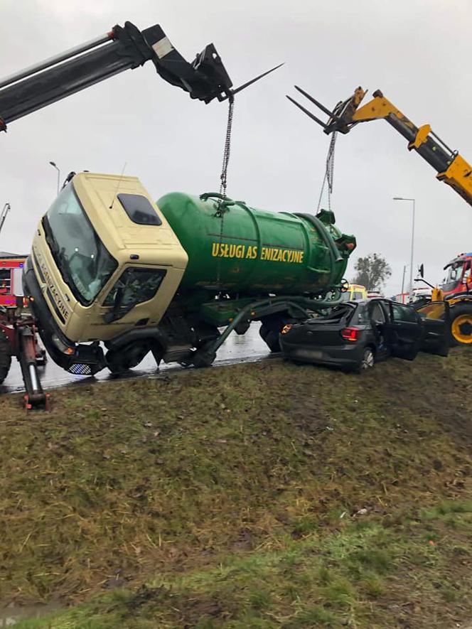 Śmiertelny wypadek cysterny z osobówką [ZDJĘCIA]