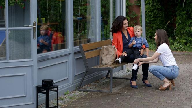 M jak miłość odc. 1403. Szymek (Staś Szczypiński), Aleksandra (Małgorzata Pieczyńska), Ania (Maria Pawłowska)