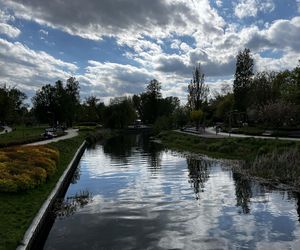   Ełk. Tłumy turystow odwiedzają to miasto. Jest największym na Mazurach