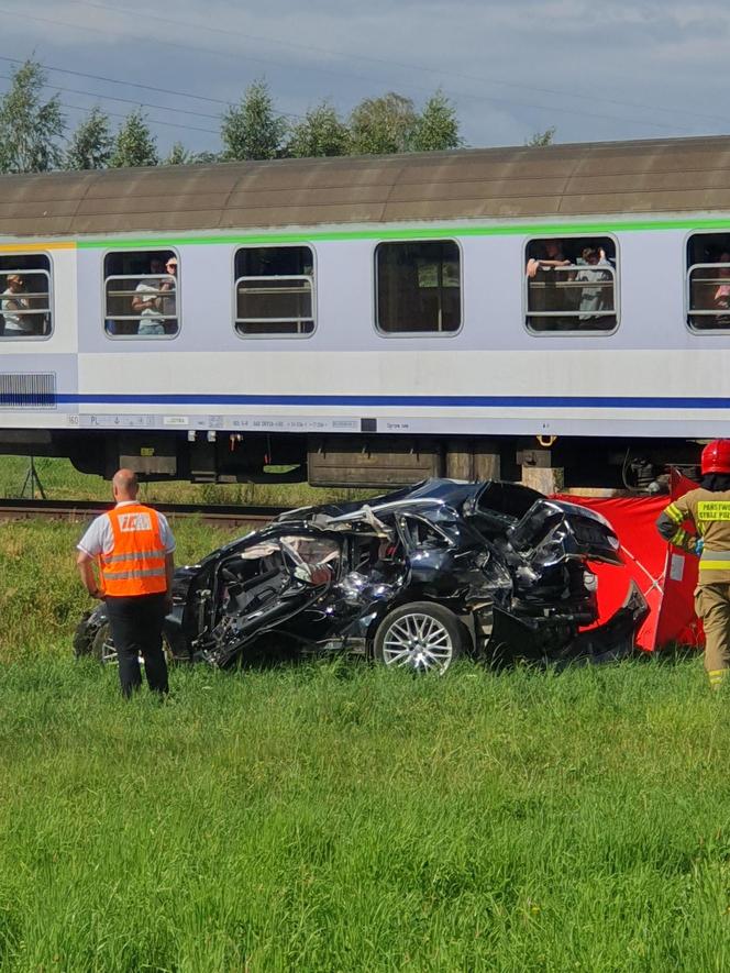 Dylewo. Audi zmiażdżone przez pociąg na przejeździe kolejowym. Nie żyje 45-letni kobieta