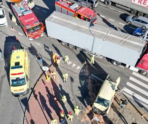 Osobówka zderzyła się z samochodem ciężarowym. 9-letni chłopczyk trafił do szpitala. „Trwają czynności”