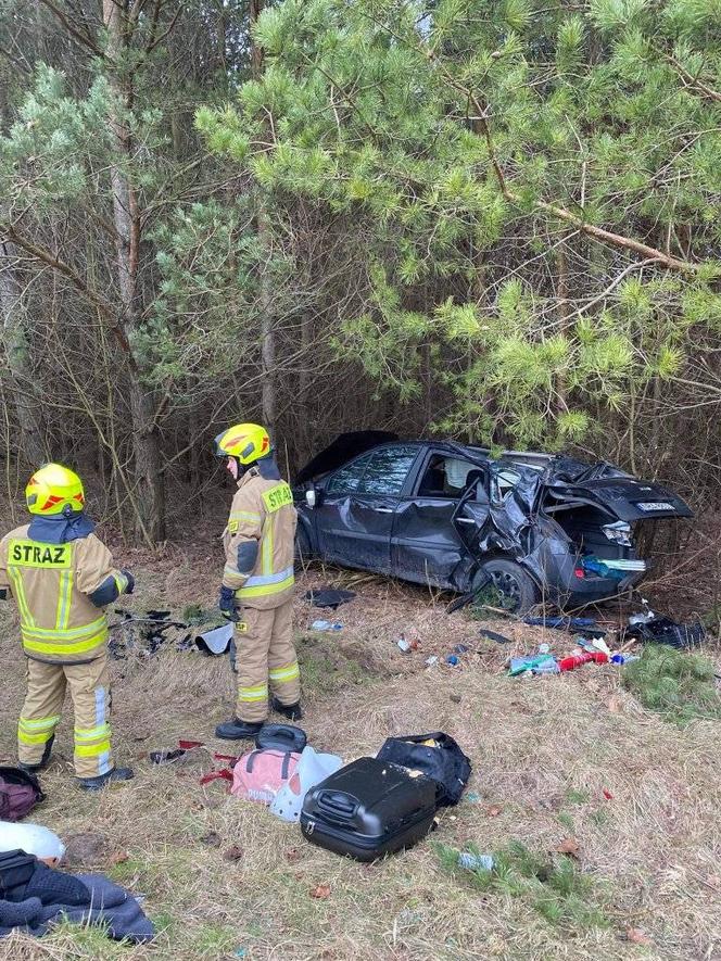 Groźny wypadek w Starych Włókach. Auto wpadło do rowu. Jedna osoba ranna [ZDJĘCIA]