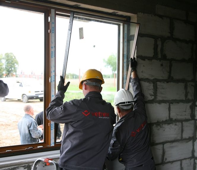 Montaż okna na energooszczędnym podkładzie parapetowym. FILM z cyklu Stan surowy bez błędów