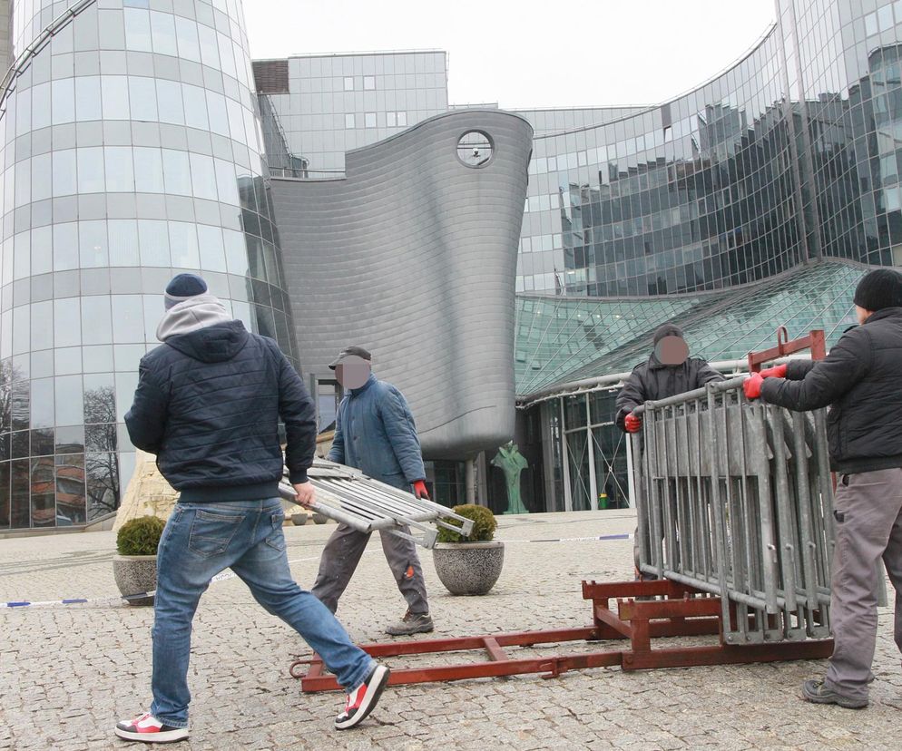 Siedziba TVP jak twierdza. Ustawiają barierki, szykują się na protesty