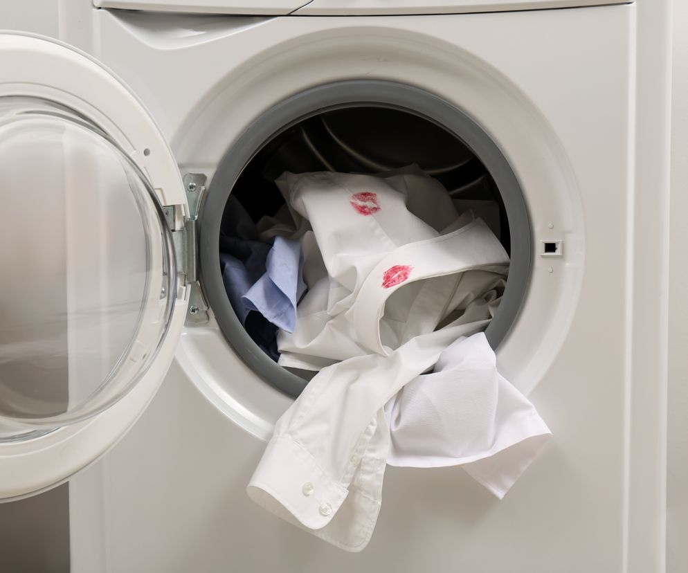 Jak doprać czerwoną szminkę z koszuli?